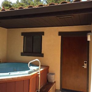Budget King Room Hot Tub
